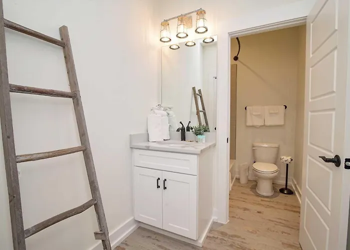 Breezyville Northeast Sun 12br Holiday home